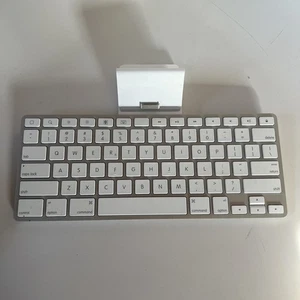 Apple OEM A1359 Keyboard Dock for Apple 30-pin Connector iPad iPhone MC533LL/A - Picture 1 of 5