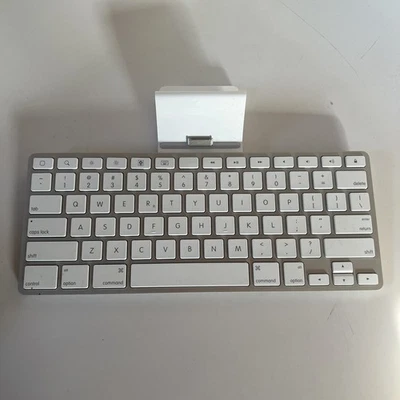 Apple OEM A1359 Keyboard Dock for Apple 30-pin Connector iPad iPhone MC533LL/A - Image 1 of 4