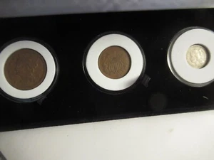 3 US Coins, 1851 Large Cent, 1868 Two Cent, 1872 Three Cent, boxed w/ capsules - Imagen 1 de 7