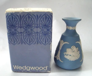 VASO VINTAGE WEDGWOOD IN SCATOLA JASPER WARE BLU PALLIDO CAMMEO BUD IN PERFETTE CONDIZIONI - Foto 1 di 11