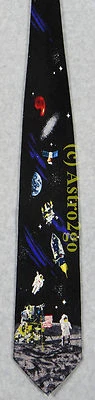 Corbata de seda HOMBRE ON MOON NAVE ESPACIAL APOLLO ASTRONOMÍA Museo Artefactos ¡NUEVA! Foto 1 de 4