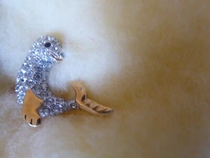 Glitzernde Delfin Anstecknadel in Geschenkbox für Tierliebhaber überall - Bild 1 von 4
