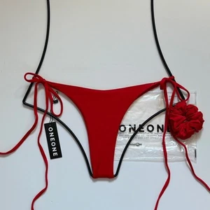 OneOne Swim ARIEL Skimpy Bikinihose zum Binden an der Seite - Kirschrot - Medium - Neu mit Etikett - Bild 1 von 10