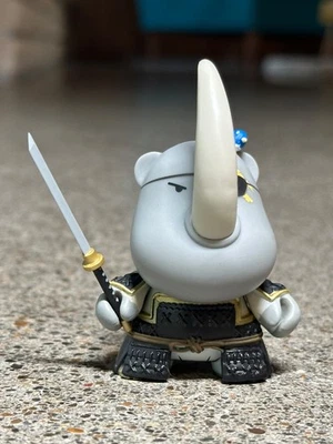 Minifigura de vinilo Kidrobot Dunny Gold Life Samurai Hicks 3" 2/16 Huck Gee Foto 1 de 4