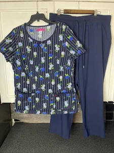 Blusa Médica Koi Betsey Johnson Para Mujer 2X Rosas Azul y Pantalones Cureología Talla 2XL P - Imagen 1 de 6