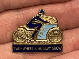 AVIAKIT TWO WHEEL & HOLIDAY SHOW 1971 Motorrad Motorbike Emaille PIN Badge - Bild 1 von 5