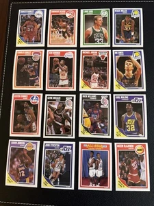 1989-90 FLEER NBA BASKETBALL SET COMPLETO 179 CARTE TRA CUI TUTTI GLI ADESIVI - Foto 1 di 3