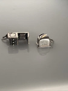 Vintage Sterlingsilber Schreibmaschine Schreibtisch Charm 3D beweglich versteckt + Toaster 15C - Bild 1 von 4