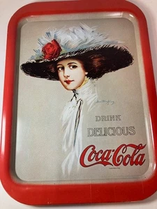 Vintage 1977 Coca Cola Sammlerstück Kunst Tablett Hamilton King Mädchen roter Rand 10"x14 - Bild 1 von 6