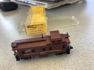 ATLAS N- SCALE #3571 CHICAGO &. NORTH WESTERN VINTAGE CABOOSE /NIB!! - Picture 1 of 3