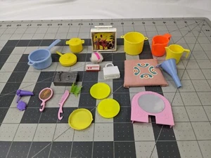 Vintage Mode Puppe Geschirr Set Töpfe Pfannen Haarschmuck Konvolut - Bild 1 von 18