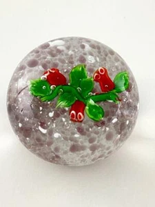 Vástago verde de colección de vidrio artístico soplado pisapapeles orbe rosas rojas - Imagen 1 de 6