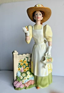 Statuina porcellana Avon Mrs. Albee premio presidenti club cura giardino - Foto 1 di 5