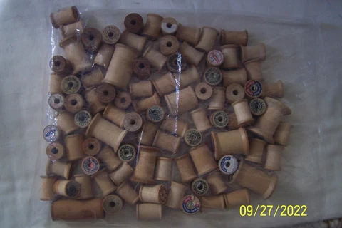150 VINTAGE WOODEN SPOOLS, $49 WITH FREE SHIPPING Cover