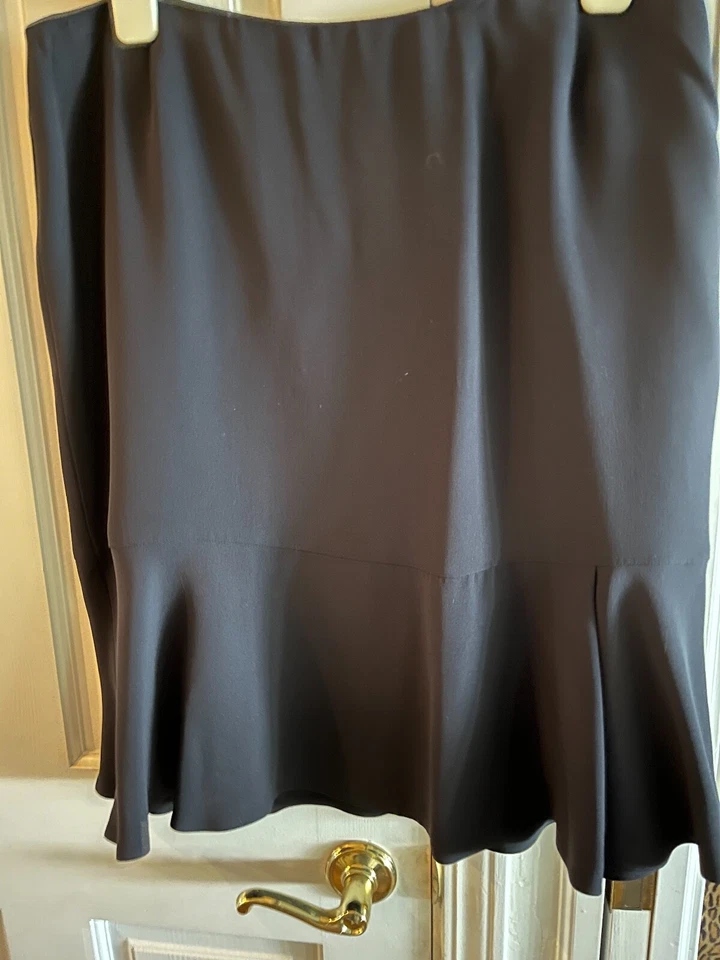 Rena Lange 14 black silk skirt w flutter possibly altered back zip rayon lining. Foto 1 de 4