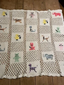 Vintage Babydecke Handarbeit gehäkelt afghanisch weiß Tiere 41x42 - Bild 1 von 7
