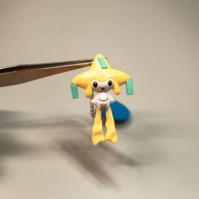 精灵宝可梦 JIRACHI 2 英寸迷你人偶钥匙链小饰品摇摆玩具日本万代罕见 — 第 1/4 张图片