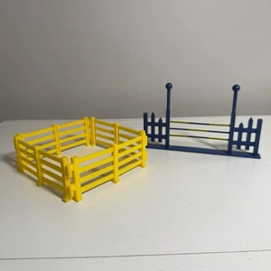 Breyer Stablemates 4 pezzi recinzione gialla e ostacolo verticale salto cavallo - Foto 1 di 11