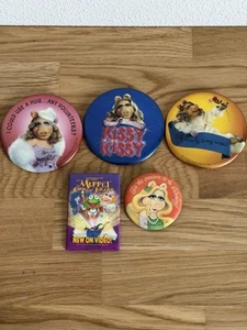 Vintage Hallmark Miss Piggy The Muppets Collectible Pins Pinbacks Buttons VTG - Imagen 1 de 12