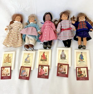 5 Vintage American Girl Pleasant Co 6" historische Puppen mit Minibüchern - Bild 1 von 5