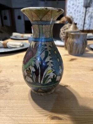 Jarrón persa Iznik de cerámica Qajar de Oriente Medio pintado a mano floral antiguo Foto 1 de 4