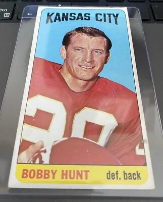 1965 TOPPS BOBBY HUNT #104 SP “VG-EX+” KANSAS CITY CHIEFS Auburn “CENTERED” - Image 1 of 2