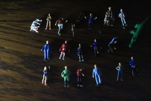 Modellbahn / -bau H0 1:87 | etwa 20 Minifiguren Figuren bemalt Tiere - Bild 1 von 5