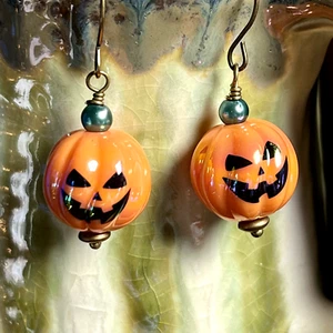 Pendientes Calabaza Sonriente, Naranja, Tono Bronce, Halloween, Peso Ligero. S575 - Imagen 1 de 3