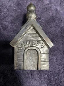Snoopy Peanuts 1958 Vintage Hundehütte Münzbank versilbert Metall ohne Stopfen - Bild 1 von 5