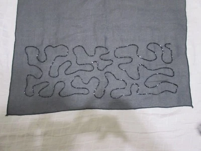 Серый прямоугольный шарф или накидка с черным бисером дизайн, 66 «длиной, 20» шириной, Ex! - Изображение 1 из 4