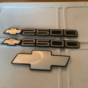 OEM GM Chevrolet Truck Emblema Chevy 2500 Portellone Logo Badge Lotto OEM - Foto 1 di 3