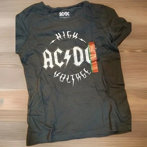 Ladies Graphic Tee Size Medium - Picture 1 of 1