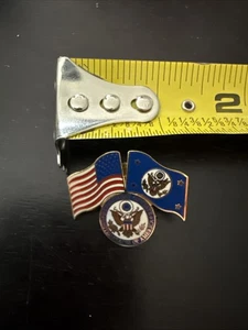 Dipartimento di Stato USA - Servizio di Sicurezza Diplomatica - U.S. Spilla da bavero bandiera - Foto 1 di 3