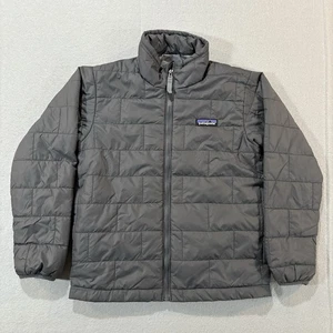 Neu mit Etikett Patagonia Nano Puff Ziegel gesteppte Jacke mit Reißverschluss UNISEX Kinder XS grau 119 $ - Bild 1 von 16