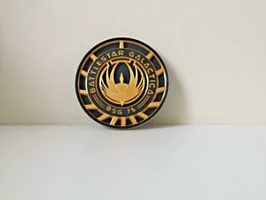 Emblema de logotipo coleccionable con exhibición retro ornamental de Battlestar Galactica BSG 75 - Imagen 1 de 4