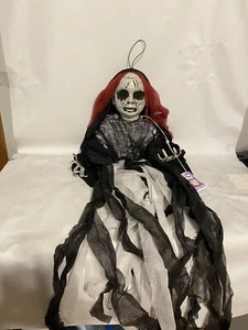 Muñeca embrujada colgante Old Time Pottery Happy Halloween 39"" se ilumina descontinuada - Imagen 1 de 5