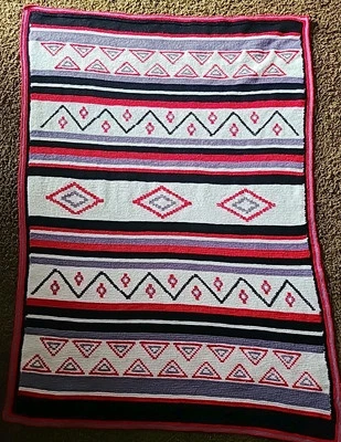 Manta de ganchillo a mano 63x43" diseño navajo azteca SW superficie bordado de colección años 70  Foto 1 de 4