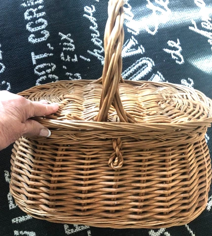 Vtg LG Traditional English Oval Willow WICKER Woven STORAGE BASKET  Lid Handle 1 Cover