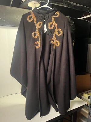 Плащ из черной ткани и пряжи ручной работы - Изображение 1 из 4