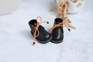 Schwarze Halloween Stiefel mit orangefarbenen Schnürsenkeln und Blumen für Puppe Little Darling - Bild 1 von 8