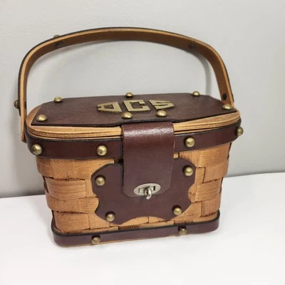 Cesta de picín vintage años 80 tejida madera cuero ribete latón tachonado bolso inicial Foto 1 de 4