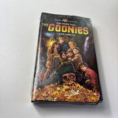 The Goonies VHS Clamshell 13275 New Factory Sealed w/ Watermark. SEAM OPENING Foto 1 de 4