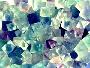 Fluorit Oktaeder Kristall ganz natürlich 4 Kristalle pro Käufer grün/blau/violett - Bild 1 von 1