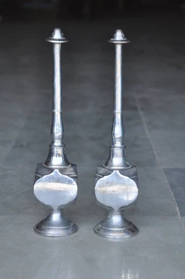 Aspersor/botellas de agua de rosas grabadas artesanalmente de latón vintage de 2 piezas Foto 1 de 4