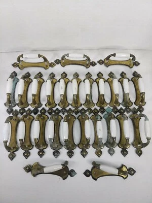 Lote de 26 tiradores de decoración vintage de latón y cerámica para cajón/armario con respaldos Foto 1 de 4