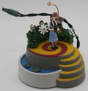 Hallmark Keepsake-"DOROTHY and the MUNCHKINS" Magic  2006-LIGHT, MOTION & VOICE! - Picture 1 of 6