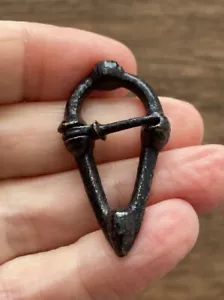 MITTELALTERLICH. 14. JAHRHUNDERT. VERGOLDETE MESSINGBROSCHE. HERZFORM. SELTEN. - Bild 1 von 7