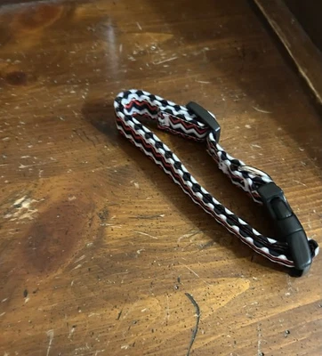 Collar Chevron Chevron hecho a mano negro rojo blanco mediano 12-19 pulgadas Foto 1 de 3