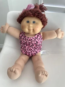 2005 Cabbage Patch Kids Doll 25th Anniversary Girl Doll Red Hair - Foto 1 di 5