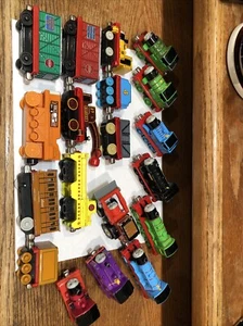 19 Tomas The Train Motoren und verschiedene Begleitfahrzeuge und Güterwagen - Bild 1 von 2